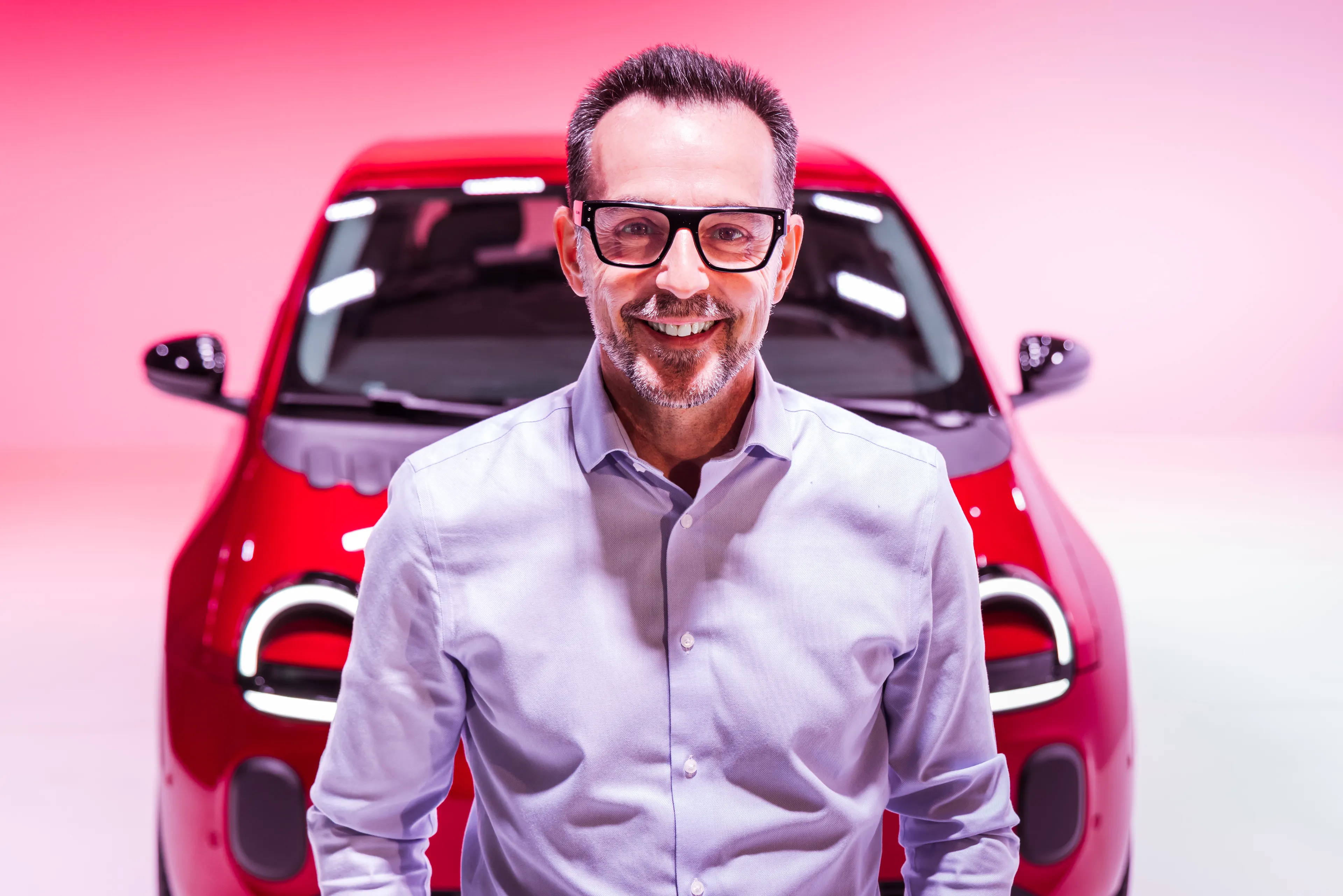 Frédéric Aparici devant la nouvelle Twingo E-Tech Electric rouge