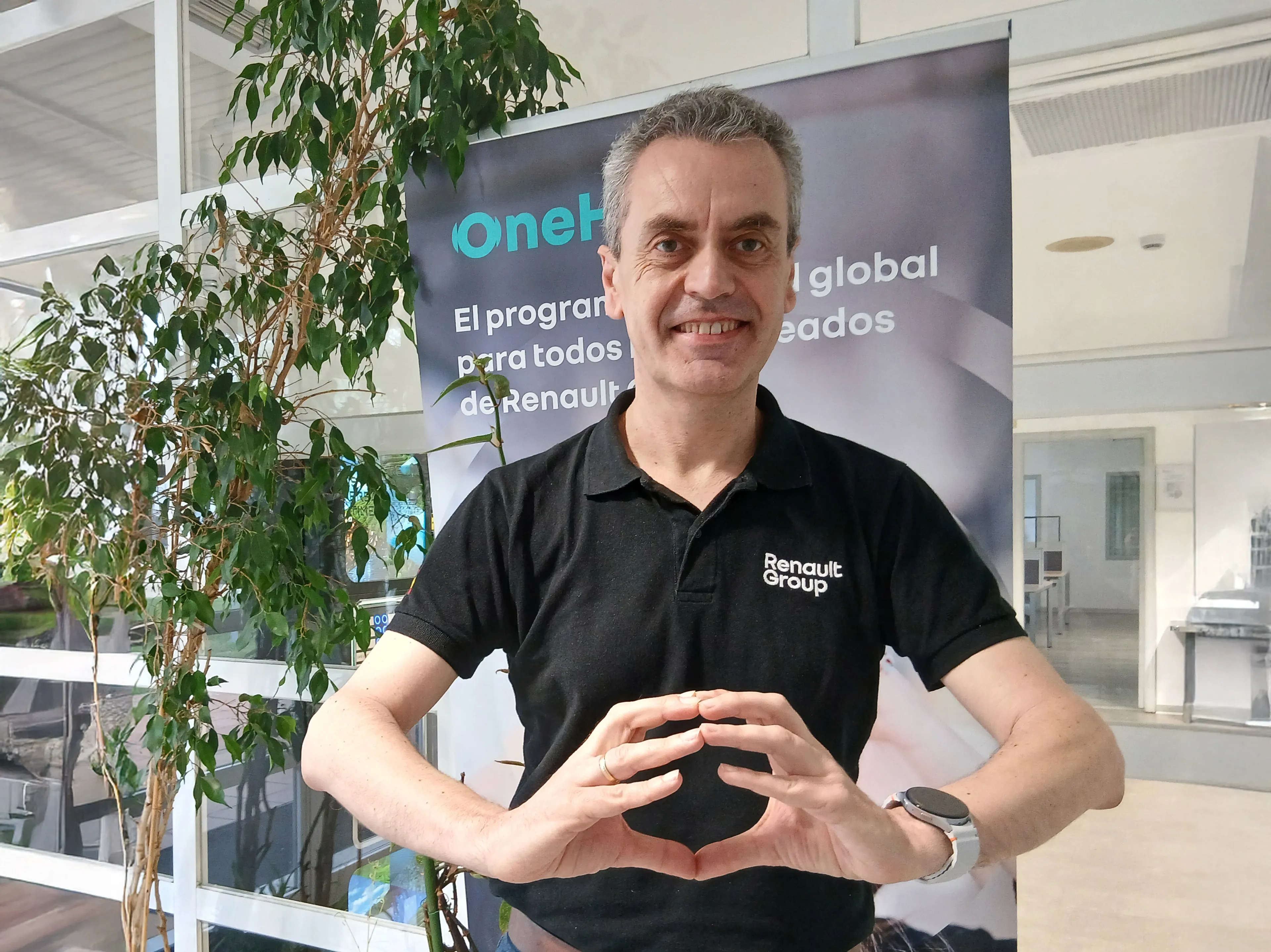 Jose Manuel faisant le logo Onehealth avec ses mains