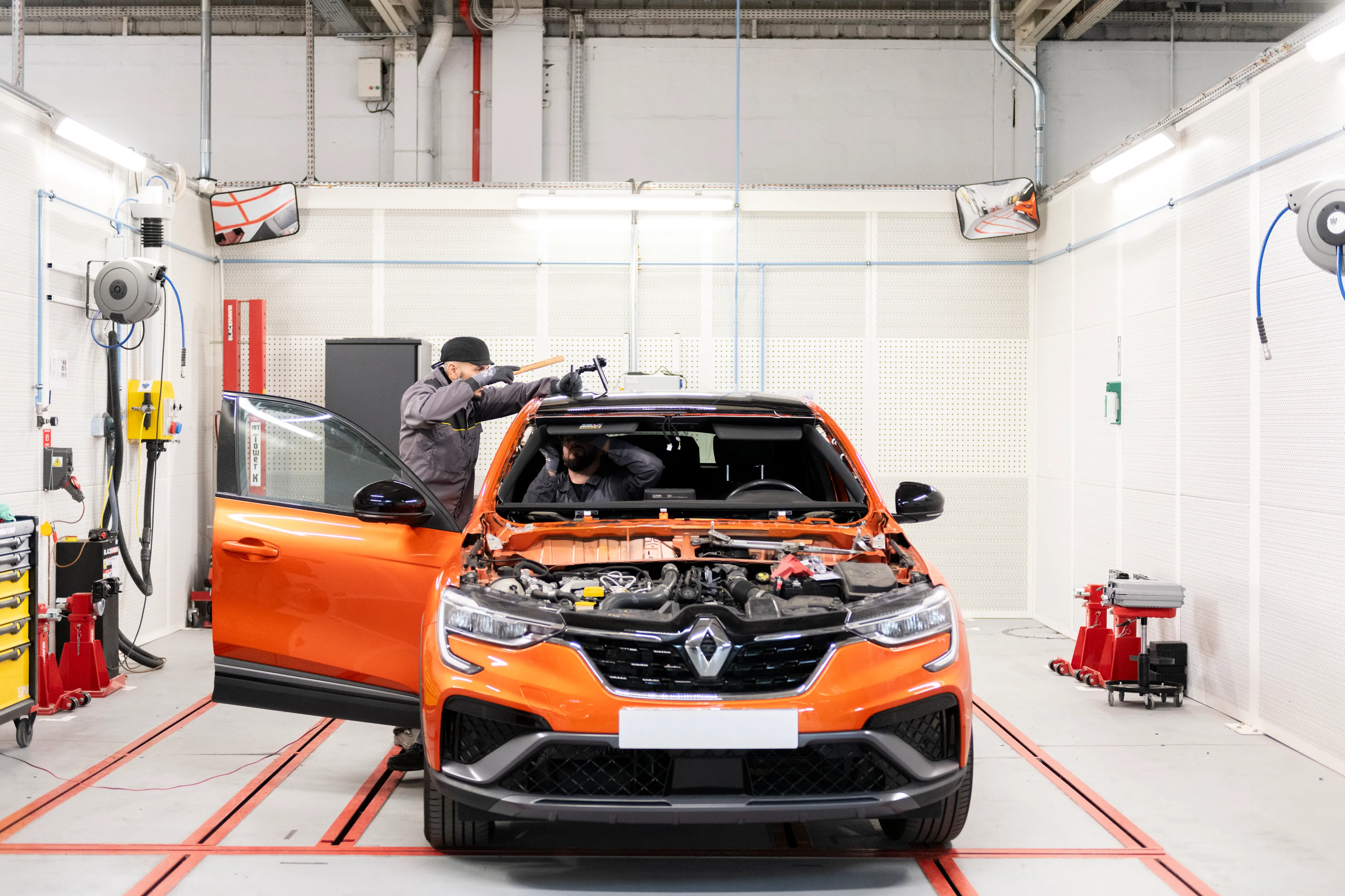 Mécanicien travaillant sur une Renault Captur à l'usine Refactory