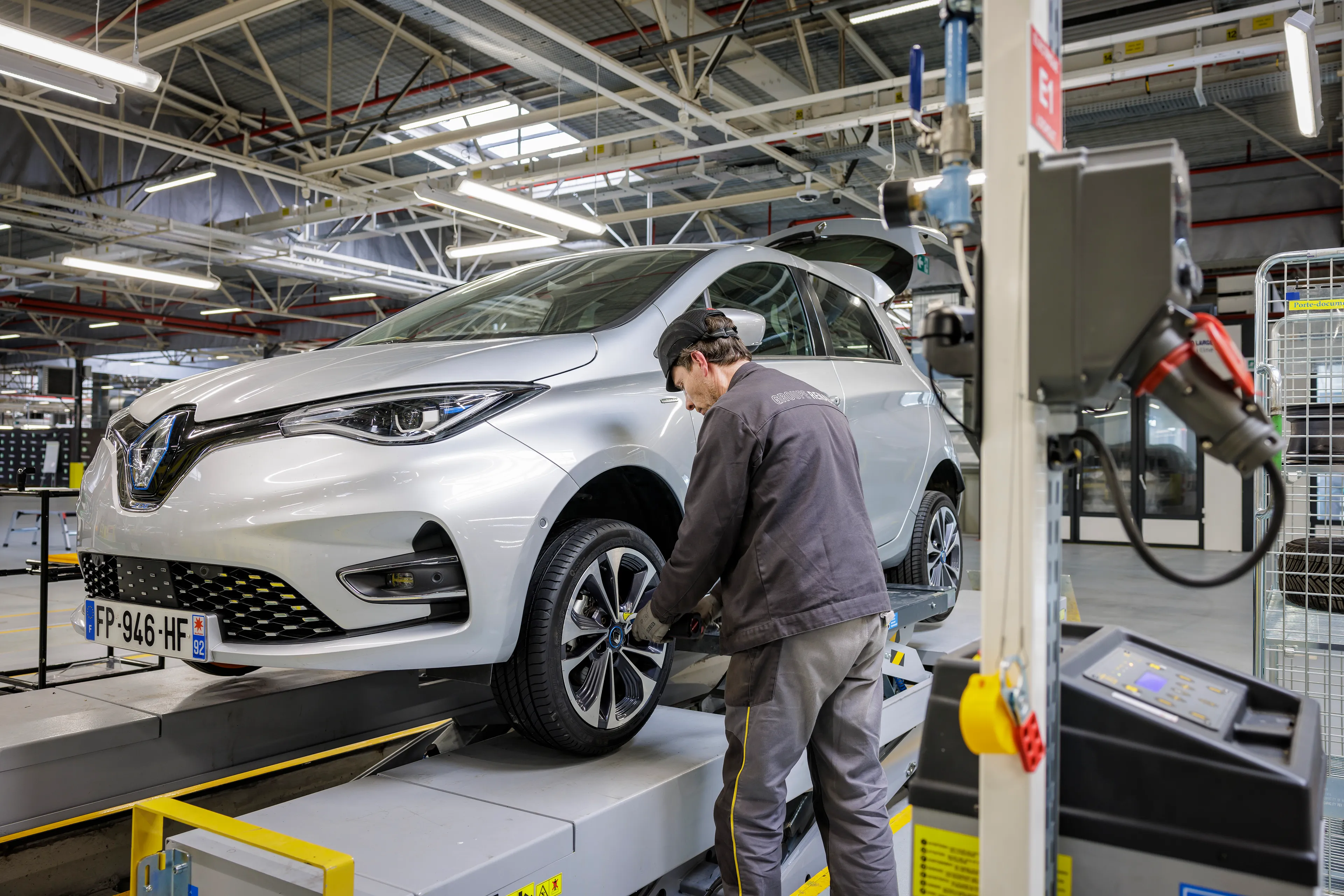 Homme travaillant à la Refactory sur une Renault Zoe