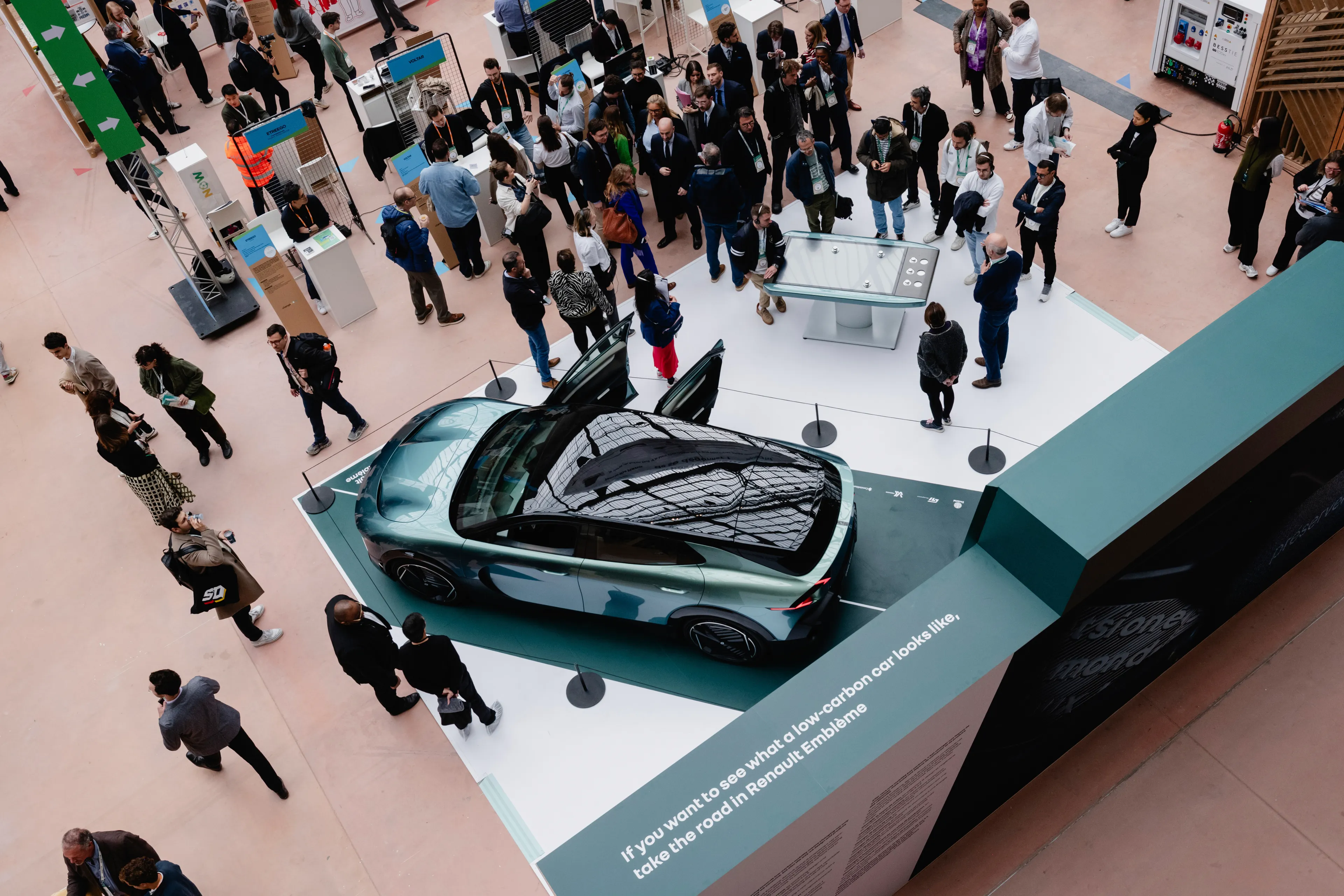 Renault Embleme sur un stand